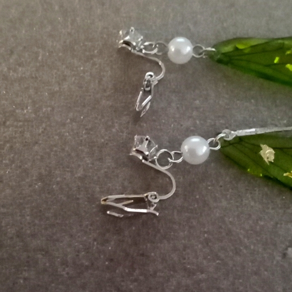 Elegant Green Leaf Earrings - Picture 5 of 7